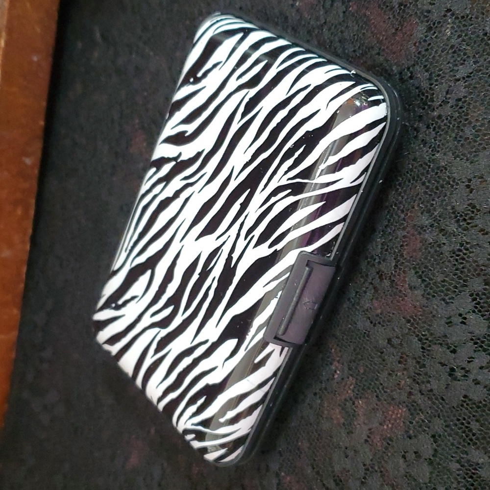 Hard Case Wallet D
